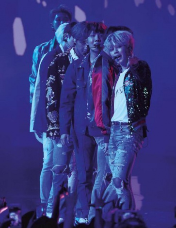 Книга BTS: КОРОЛІ K-POP / Елен Браун, Гелен Браун (українською)