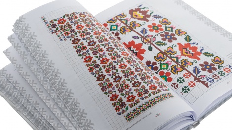 Книга Українська вишиванка. Мальовничі узори, мотиви, схеми крою. Лідія Бебешко (українською)